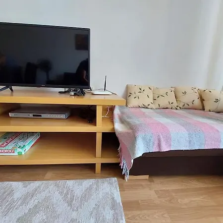 Spacious And Bright With 2 Bedrooms *