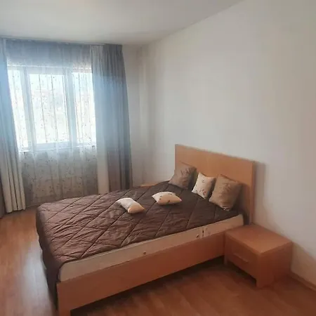 Spacious And Bright With 2 Bedrooms *